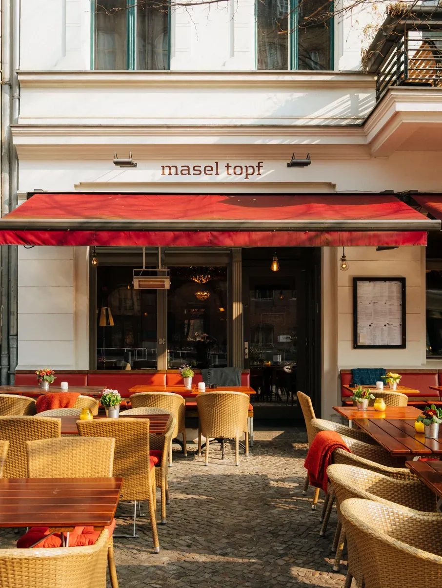Terrasse und Fassade des Restaurants in der Rykestraße