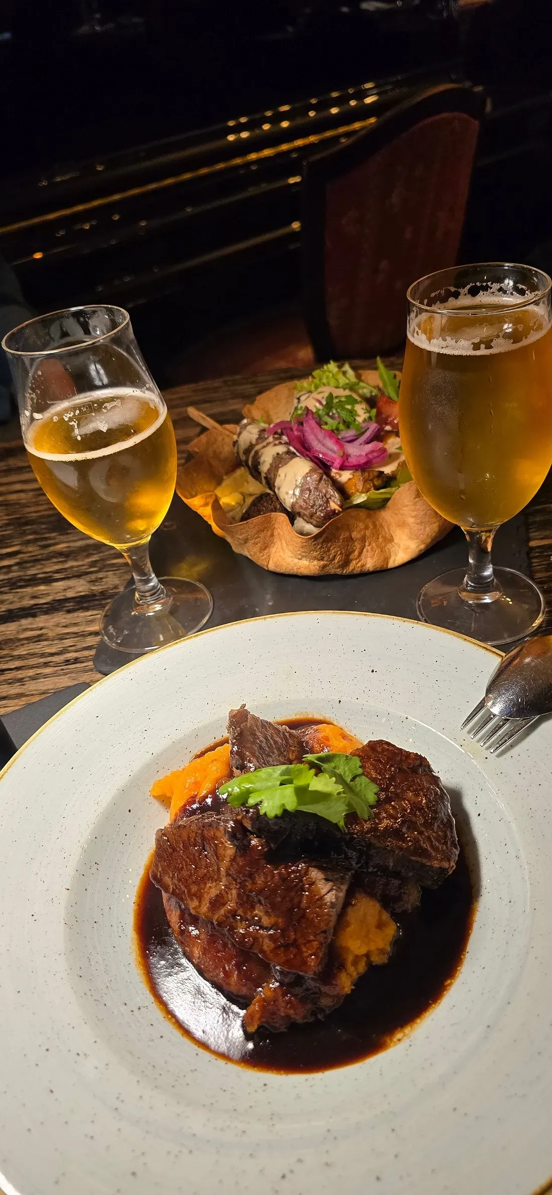 Tisch mit Bier und Grillteller