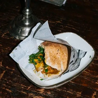 Pita in Papier serviert