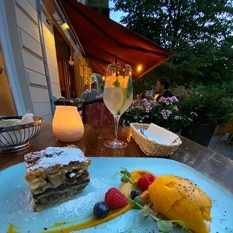 Abend auf der Terrasse mit Dessert
