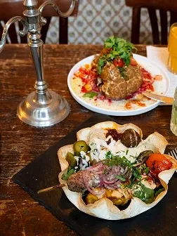 Mezze-Schale mit Grillgemüse bei Kerzenlicht